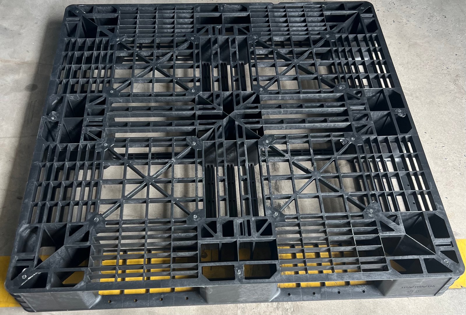 Heavy-Duty Plastic Pallet T-6 - ESD Black (1100x1100x120 mm)